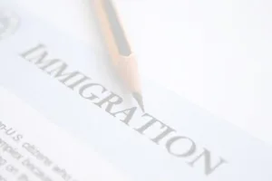 Loi sur l'immigration avec un crayon à papier au dessus. Voile blanc sur l'image