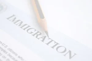 Loi sur l'immigration avec un crayon à papier au dessus. Voile blanc sur l'image