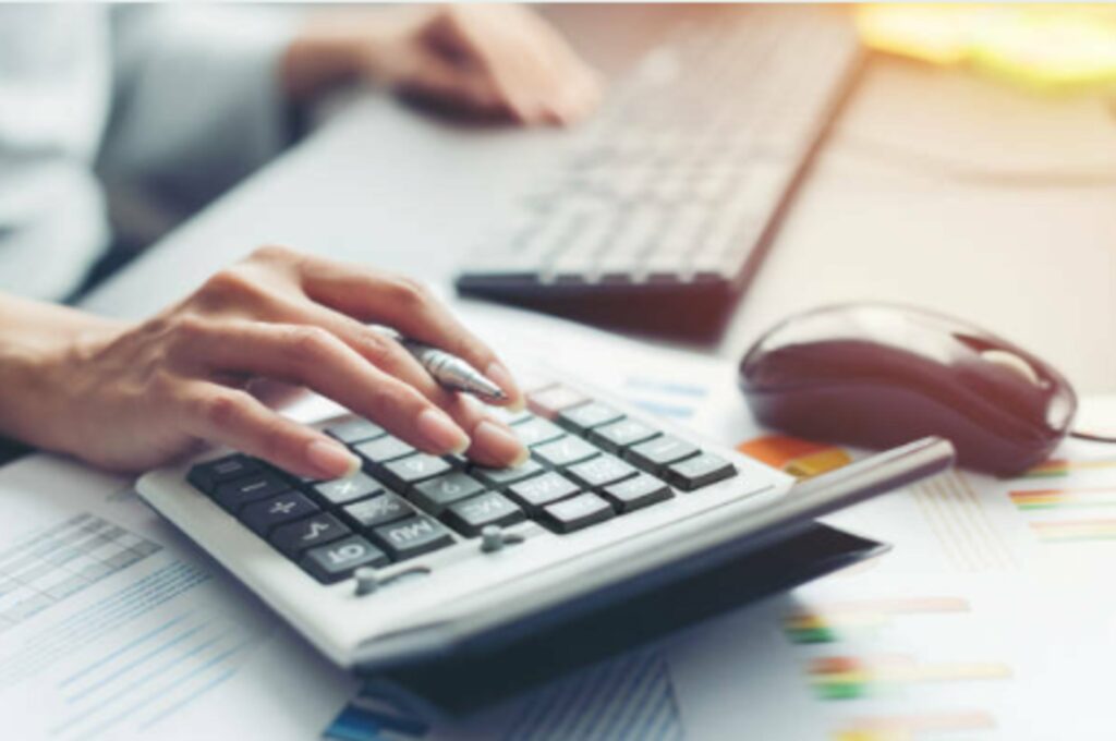 Les honoraires d’avocat varient selon la complexité, la durée, et la notoriété, souvent au forfait.