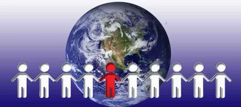 Illustration symbolisant le droit des étrangers et la dimension internationale de l'immigration, avec un groupe d'individus et un globe terrestre. La figurine rouge peut représenter une personne étrangère ou migrante.
