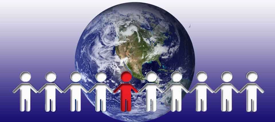 Illustration symbolisant le droit des étrangers et la dimension internationale de l'immigration, avec un groupe d'individus et un globe terrestre. La figurine rouge peut représenter une personne étrangère ou migrante.