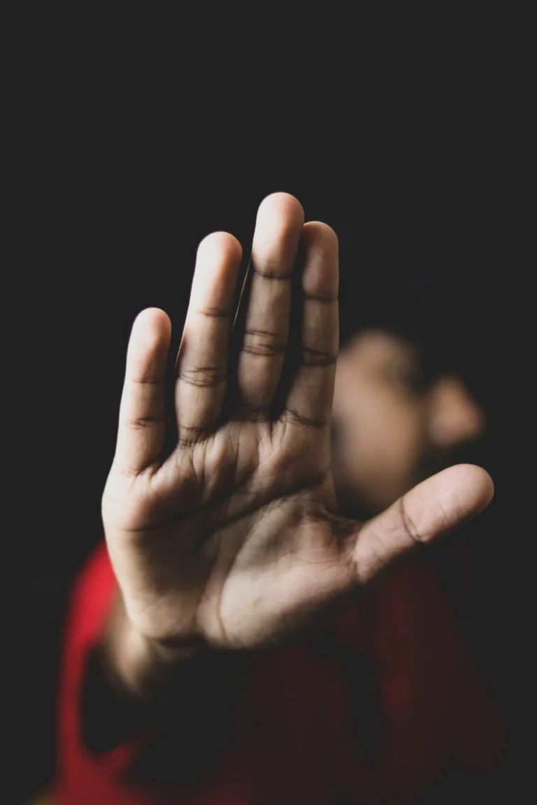 Une main levée, représentant le refus et la résistance face à une agression, une menace ou un harcèlement.