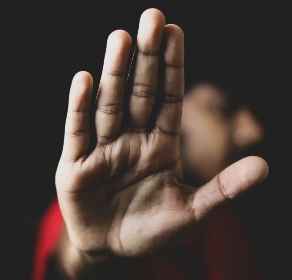 Une main levée, représentant le refus et la résistance face à une agression, une menace ou un harcèlement.