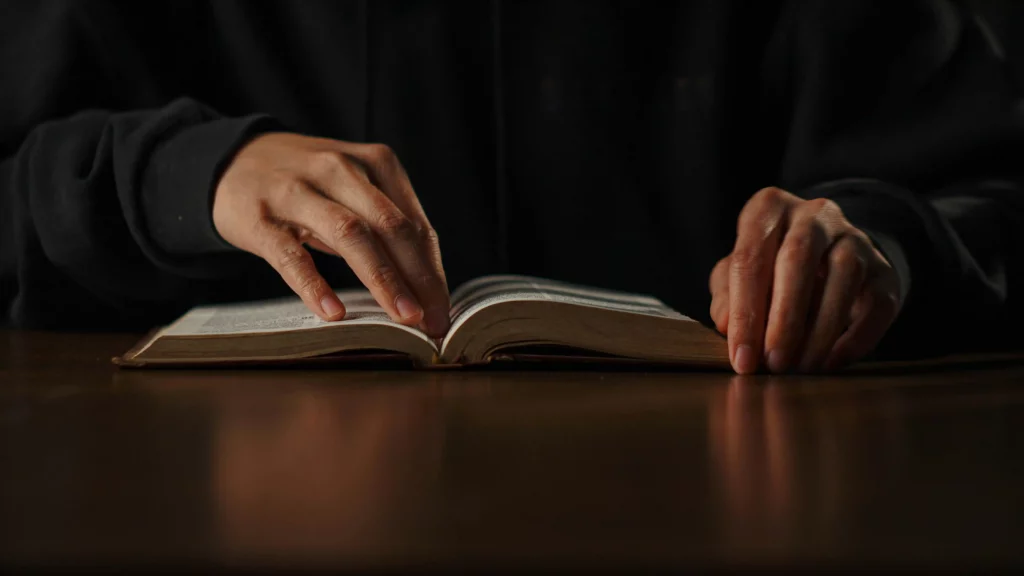 Avocat en droit civil consultant un code juridique pour défendre les intérêts de ses clients devant les tribunaux.