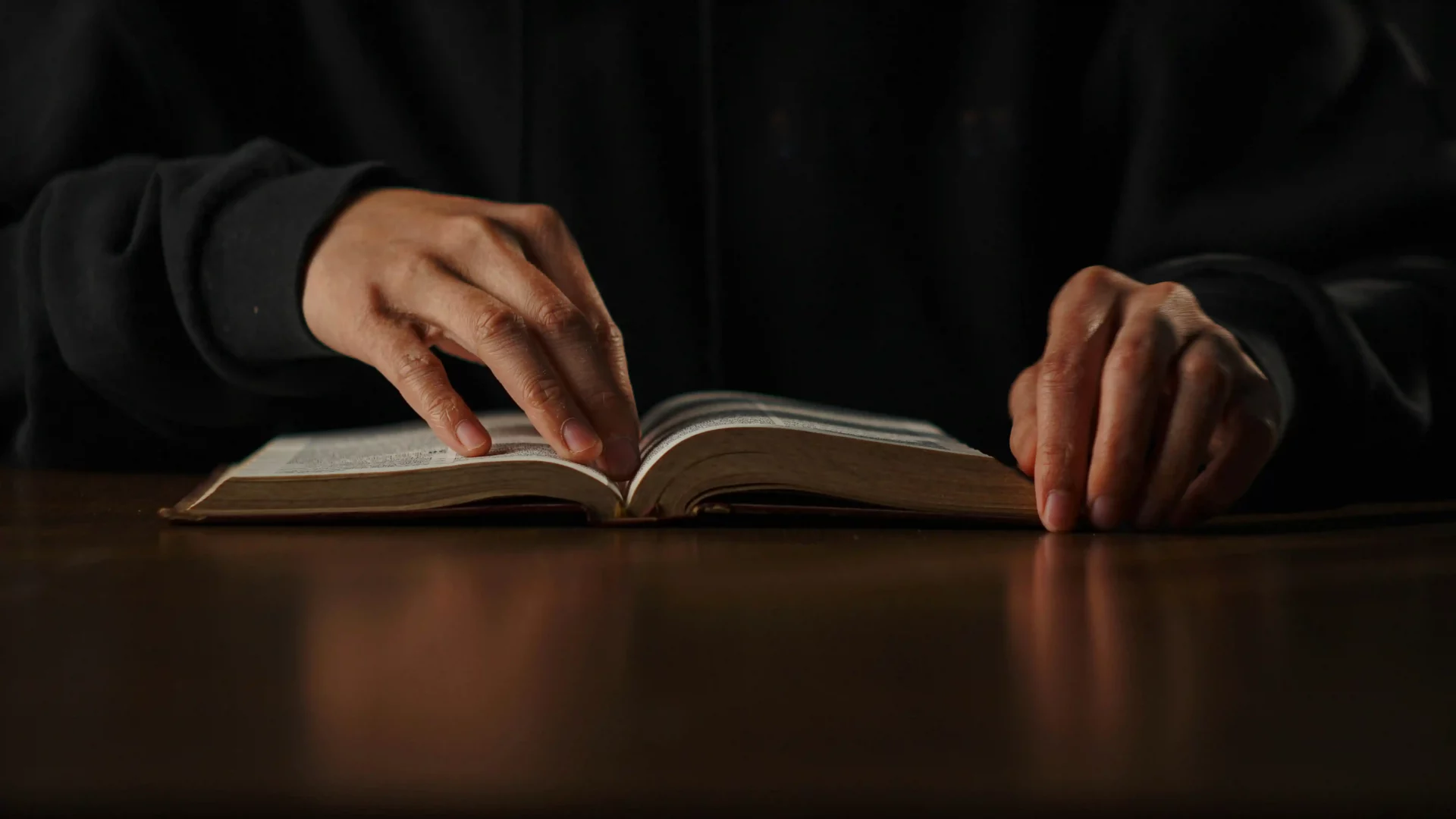 avocat-droit-civil Avocat en droit civil consultant un code juridique pour défendre les intérêts de ses clients devant les tribunaux.
