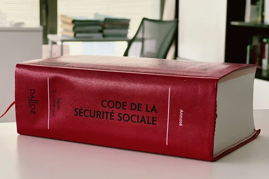 Le Code de la sécurité sociale régit les droits et prestations liés à la santé, retraite et chômage.