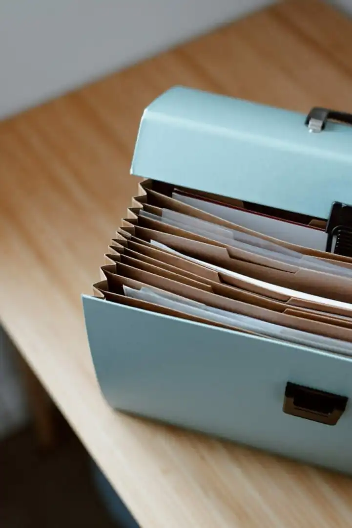 Une valisette de dossiers, illustrant la préparation et la gestion de dossiers juridiques pour des litiges en cours.