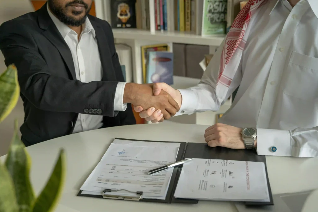 Une poignée de main entre employeur et salarié, représentant une conciliation professionnelle ou la résolution d’un litige du travail à l'amiable.