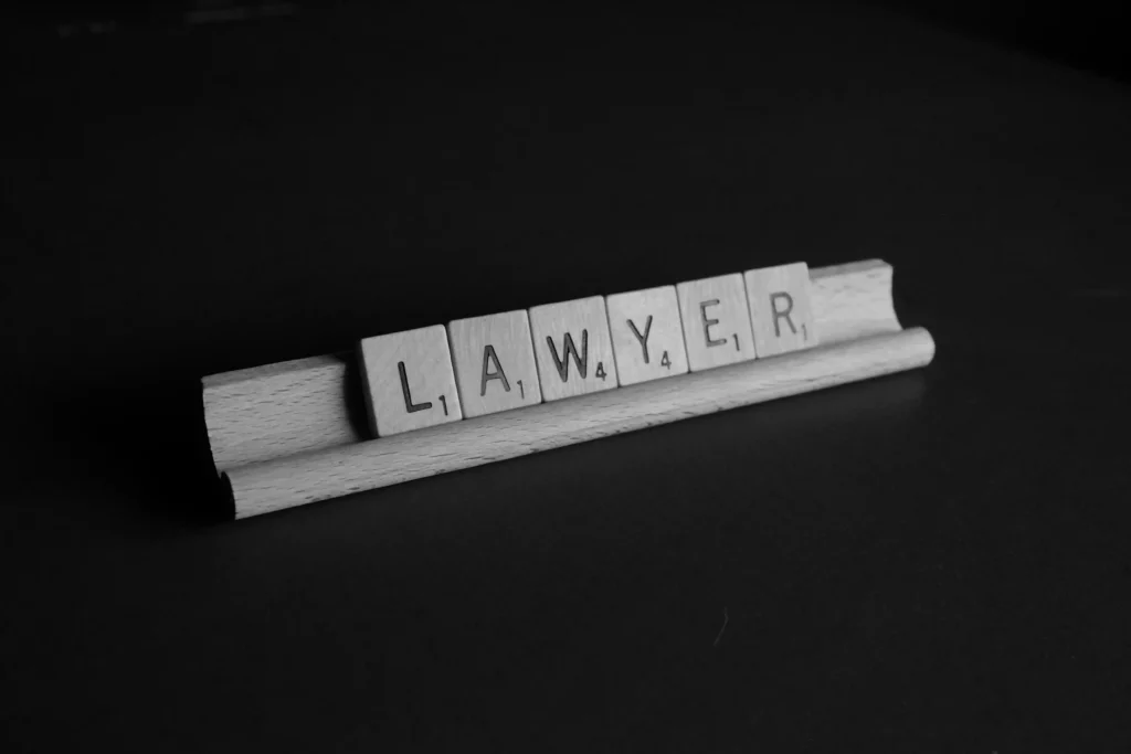 Jeu de lettres formant le mot « lawyer », illustrant des avocats spécialisés en droit pour conseiller et défendre leurs clients.