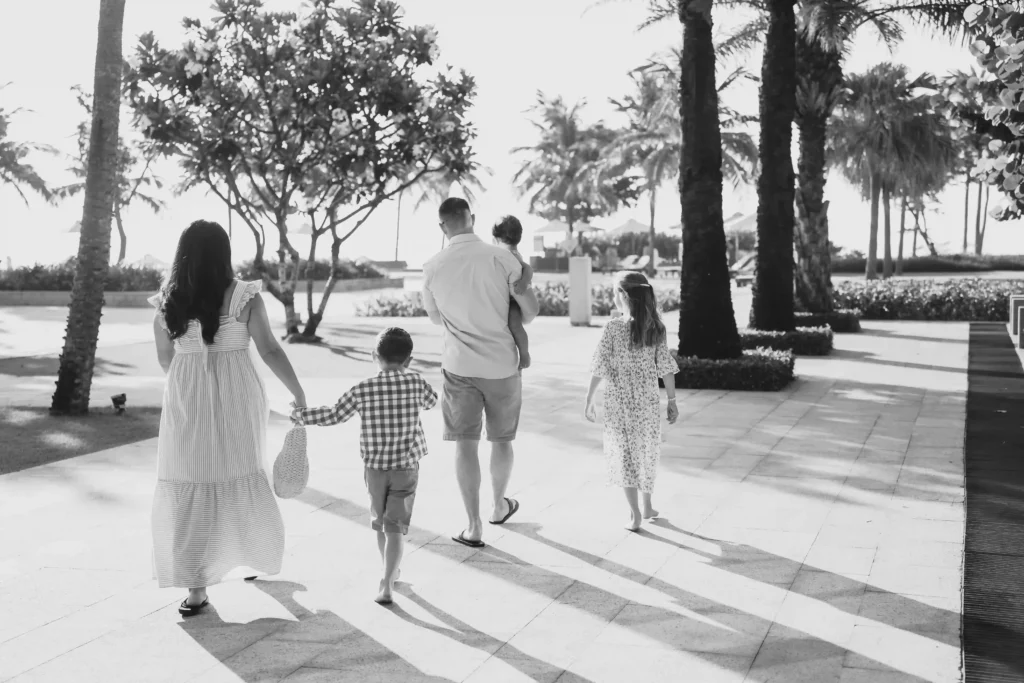 Parents et enfants marchant ensemble, représentant les enjeux du regroupement familial et du droit de la famille pour les étrangers.