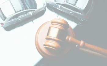 Marteau de juge et voitures de jouet, illustrant un litige en droit civil, un accident de la route, ou un cas de dommage corporel.